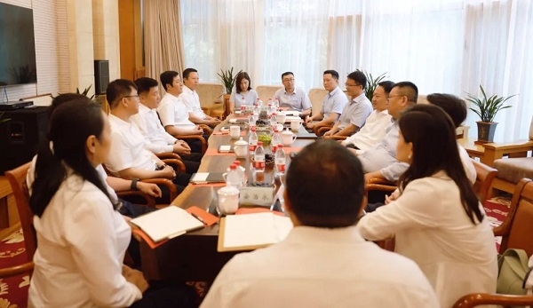 余红辉与龙江森工集团党委书记、、、董事长张冠武一行座谈