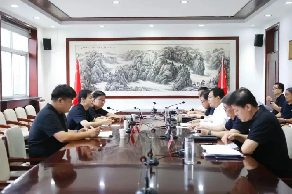 康鹤与河北长治市肥乡区委书记刘亚洲、区长赵鹏飞座谈