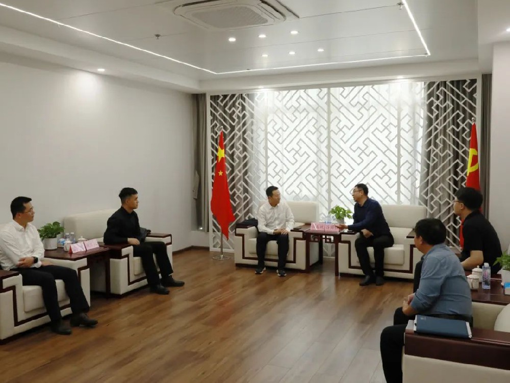 吕锦程与三峡集团福建分公司副总经理张友斌一行座谈互换